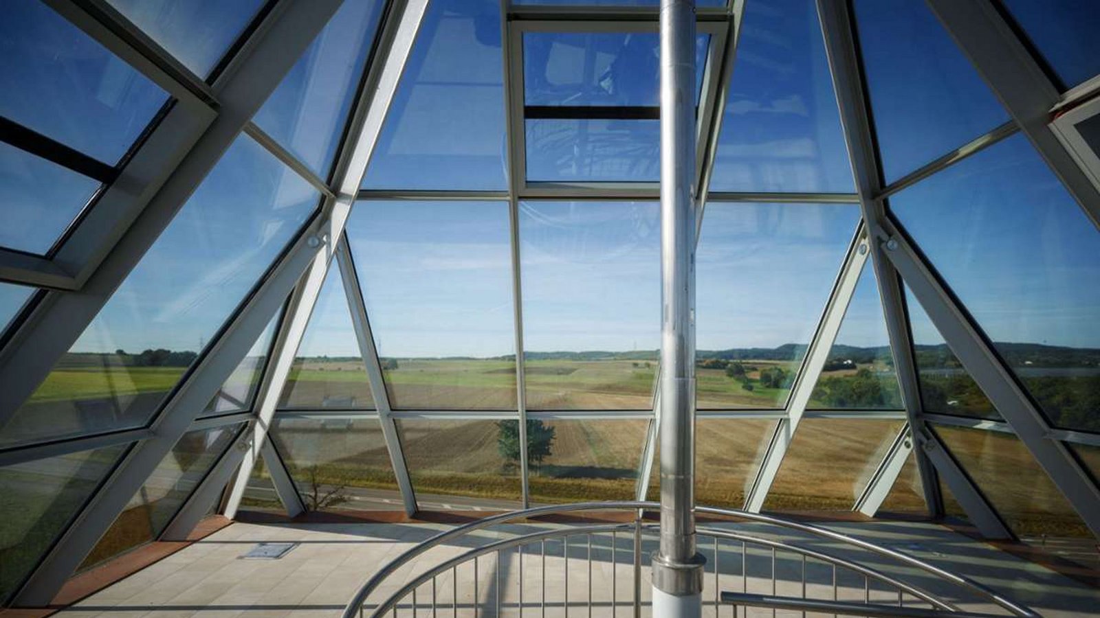 Ein Glaspyramiden-Haus steht in Bönnigheim im Landkreis Ludwigsburg. „Das ist das erste Pyramidenhaus der Welt“, sagt Bruno Staiger, der regelmäßig Anrufe von Radfahrern und anderen Passanten erhält, denen das Bauwerk aufgefallen ist. Er hat es erfunden. Im bewohnbaren Teil des Gebäudes befinden sich vier Wohnungen mit einer Nutzfläche von 550 Quadratmetern. Hinzu kommen 300 Quadratmeter Wintergarten.Foto: Gottfried Stoppel Ein Glaspyramiden-Haus steht in Bönnigheim im Landkreis Ludwigsburg. „Das ist das erste Pyramidenhaus der Welt“, sagt Bruno Staiger, der regelmäßig Anrufe von Radfahrern und anderen Passanten erhält, denen das Bauwerk aufgefallen ist. Er hat es erfunden. Im bewohnbaren Teil des Gebäudes befinden sich vier Wohnungen mit einer Nutzfläche von 550 Quadratmetern. Hinzu kommen 300 Quadratmeter Wintergarten.Foto: Gottfried Stoppel