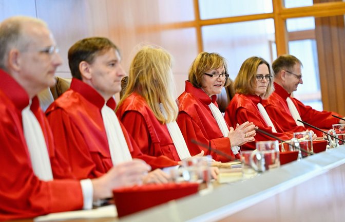 Der Zweite Senat des Gerichts bei der Urteilsverkündung.<span class='image-autor'>Foto: dpa/Uwe Anspach</span>