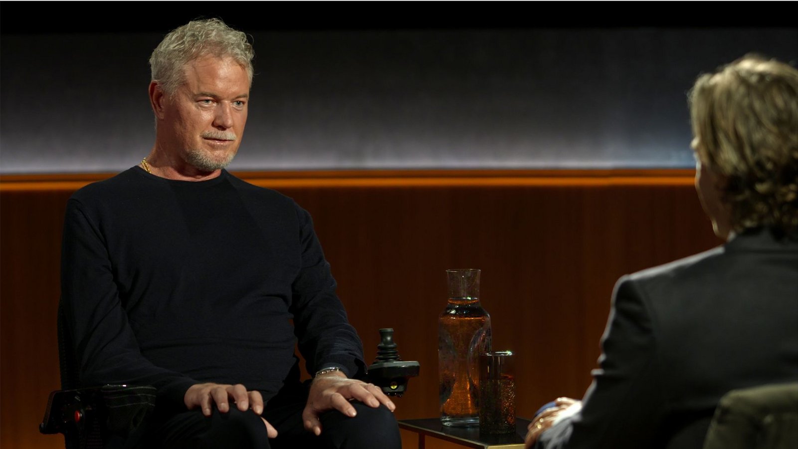 Dieses von Netflix veröffentlichte Foto zeigt die Schauspieler Eric Dane (li.) und Brad Falchuk in einer Episode von „Famous Last Words“.Foto: Uncredited/Netflix/AP/dpa
