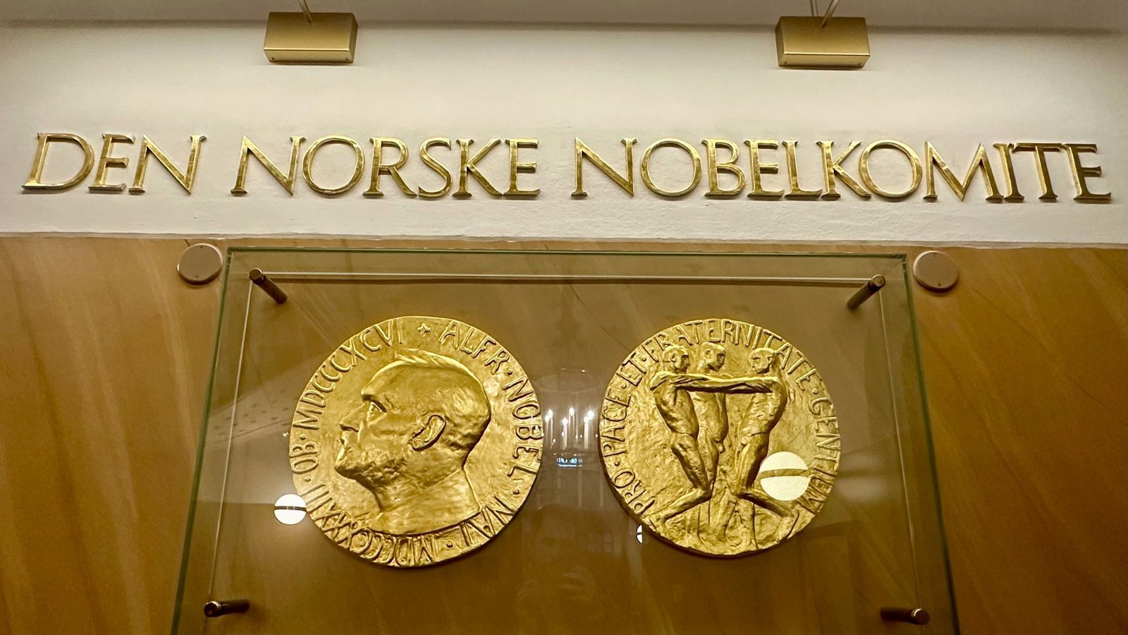 Der Preis mit dem Bildnis des Stifters Alfred Nobel.Foto: dpa/Steffen Trumpf Der Preis mit dem Bildnis des Stifters Alfred Nobel.Foto: dpa/Steffen Trumpf