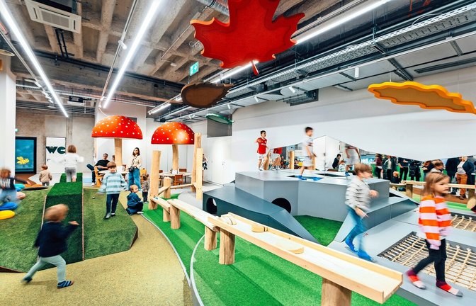 Kinder testen den Spielplatz.<span class='image-autor'>Foto: Lichtgut</span>