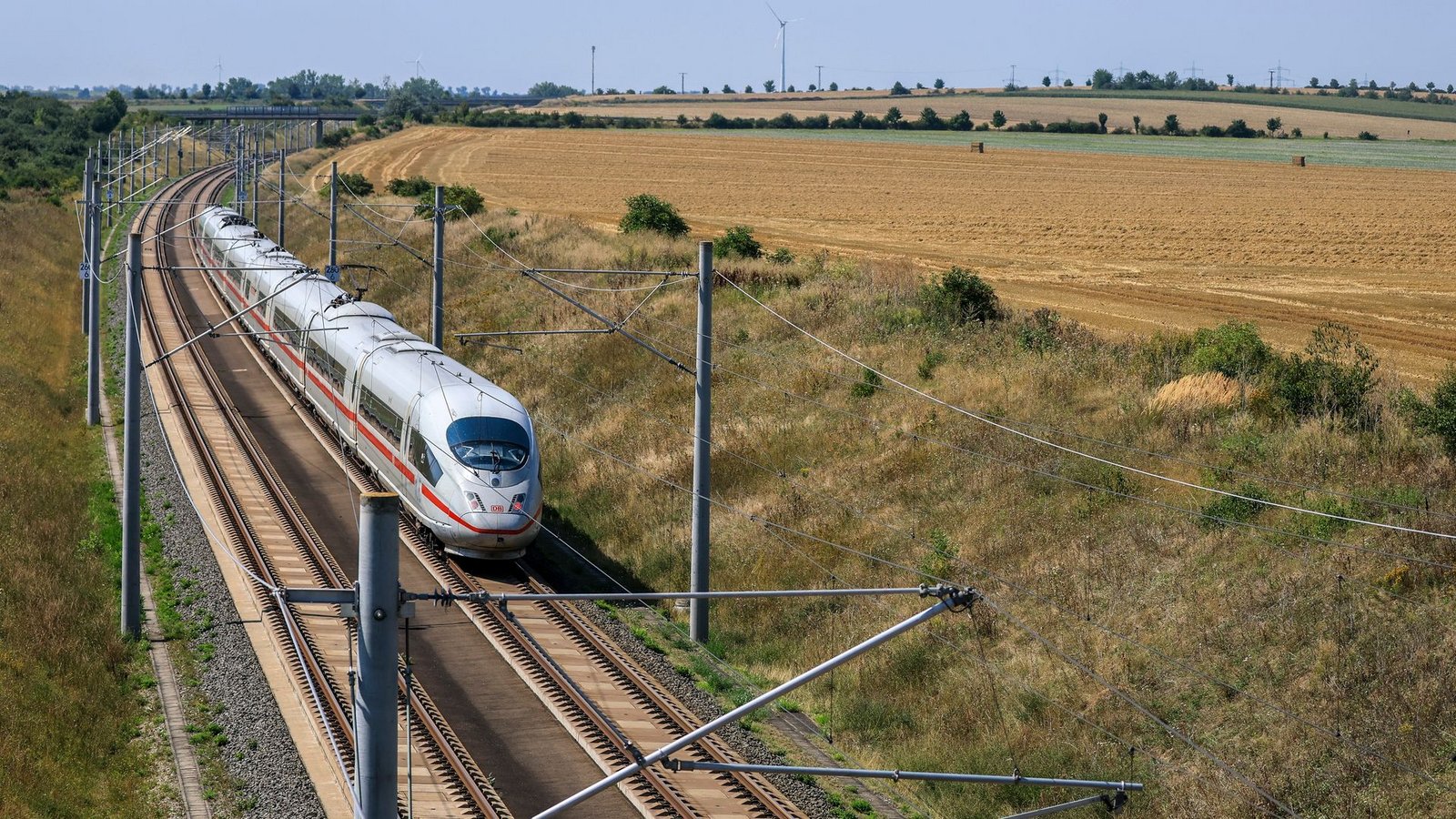 Die Deutsche Bahn erwartet angesichts der Hitze und angekündigter Unwetter eine hohe Belastung für ihre Infrastruktur. (Archivbild)Foto: Jan Woitas/dpa Die Deutsche Bahn erwartet angesichts der Hitze und angekündigter Unwetter eine hohe Belastung für ihre Infrastruktur. (Archivbild)Foto: Jan Woitas/dpa