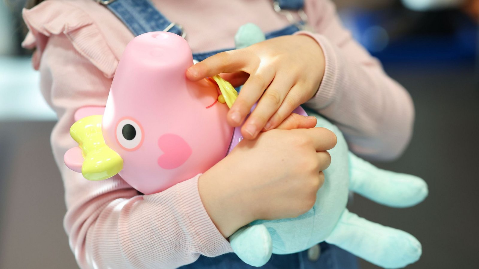 In zu viel Kinderspielzeug finden sich gesundheitsschädliche Gifte. Das will die EU mit schärferen Regeln in Zukunft ändern.Foto: Daniel Löb/dpa In zu viel Kinderspielzeug finden sich gesundheitsschädliche Gifte. Das will die EU mit schärferen Regeln in Zukunft ändern.Foto: Daniel Löb/dpa