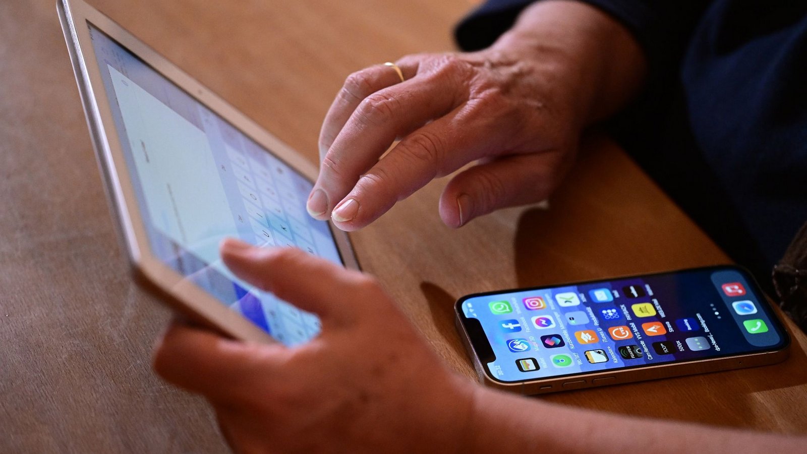 Ähnlich wie beim iPhone muss Apple in der EU beim iPad die Installation von Anwendungen über alternative App-Stores ermöglichen.Foto: Bernd Weißbrod/dpa