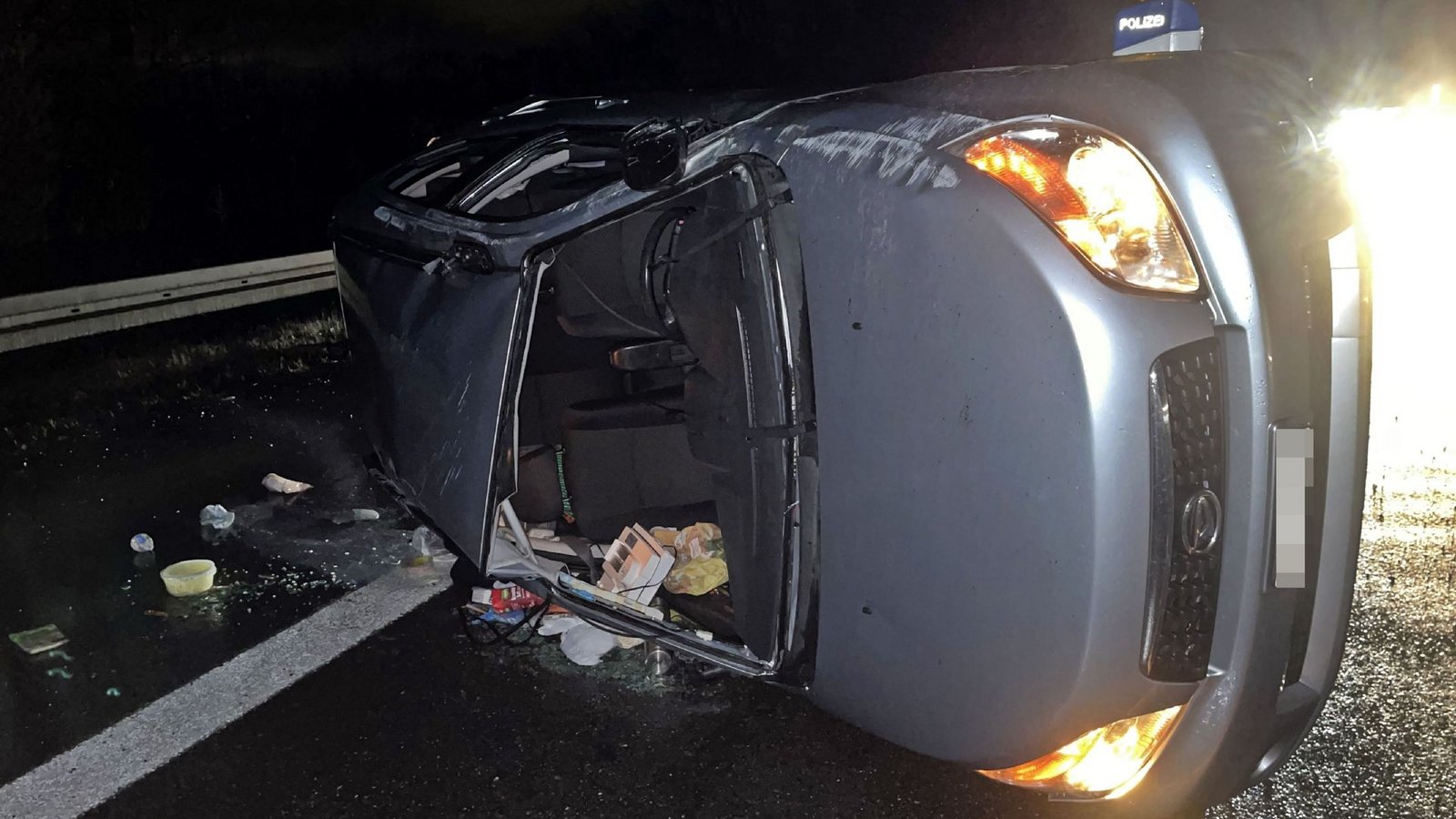 Ein Daihatsu ist auf der A81 bei Horb am Neckar verunglückt und auf der Beifahrerseite liegen geblieben.Foto: SDMG/SDMG / Schulz
