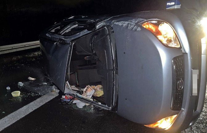 Ein Daihatsu ist auf der A81 bei Horb am Neckar verunglückt und auf der Beifahrerseite liegen geblieben.<span class='image-autor'>Foto: SDMG/SDMG / Schulz</span>