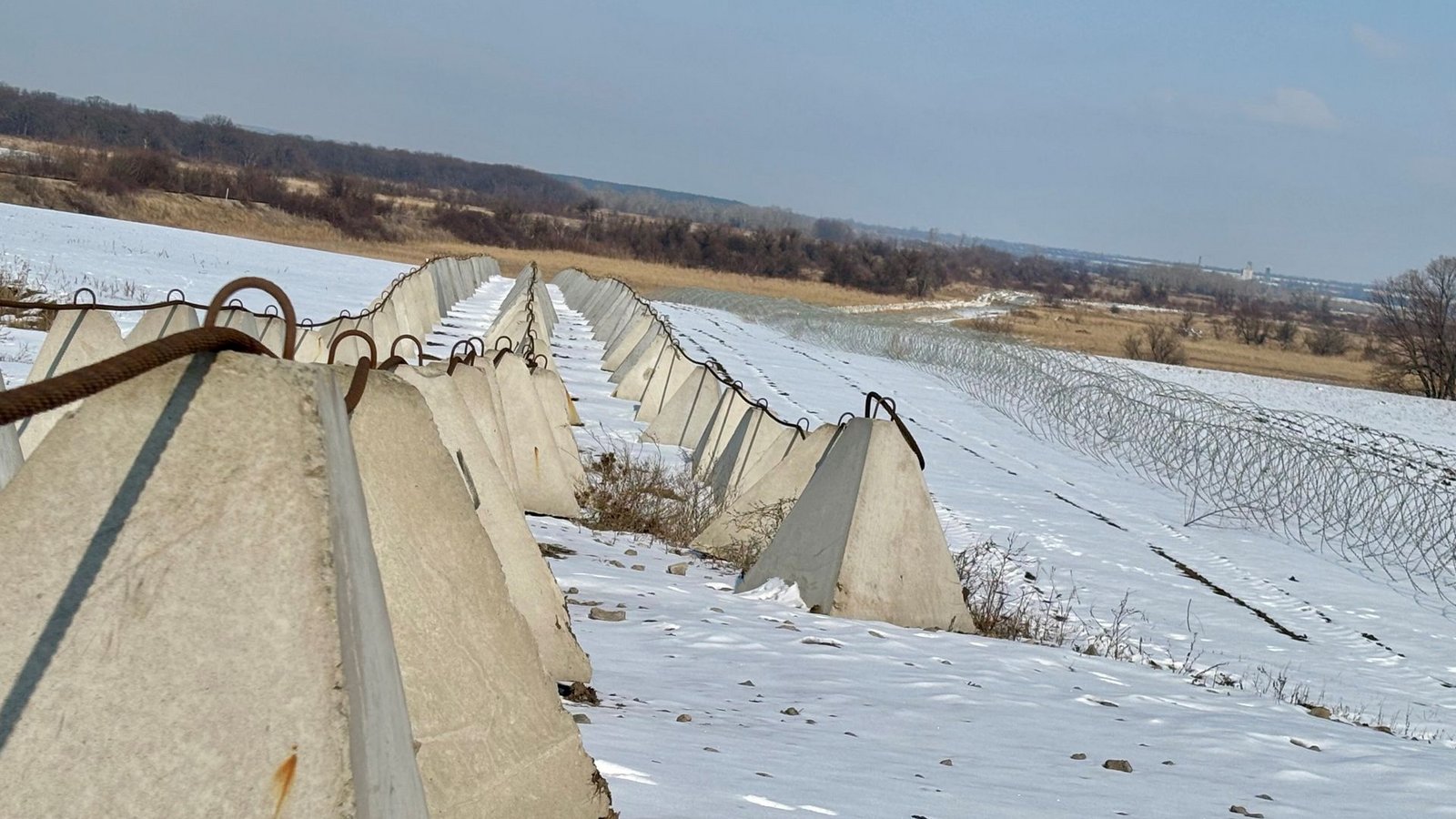 Drachenzähne nenne die Ukrainerinnen und Ukrainer die Betonpyramiden. Sie erstrecken sich scheinbar endlos durch das Hinterland von Pokrovsk. Fährt ein Panzer in die Sperre hinein, sollen die Drahtseile die Pyramiden zusammenziehen und um den Panzer wickeln, so dass er schon nach wenigen Metern zu stehen kommt.Foto: Franz FeyderFranz Feyder