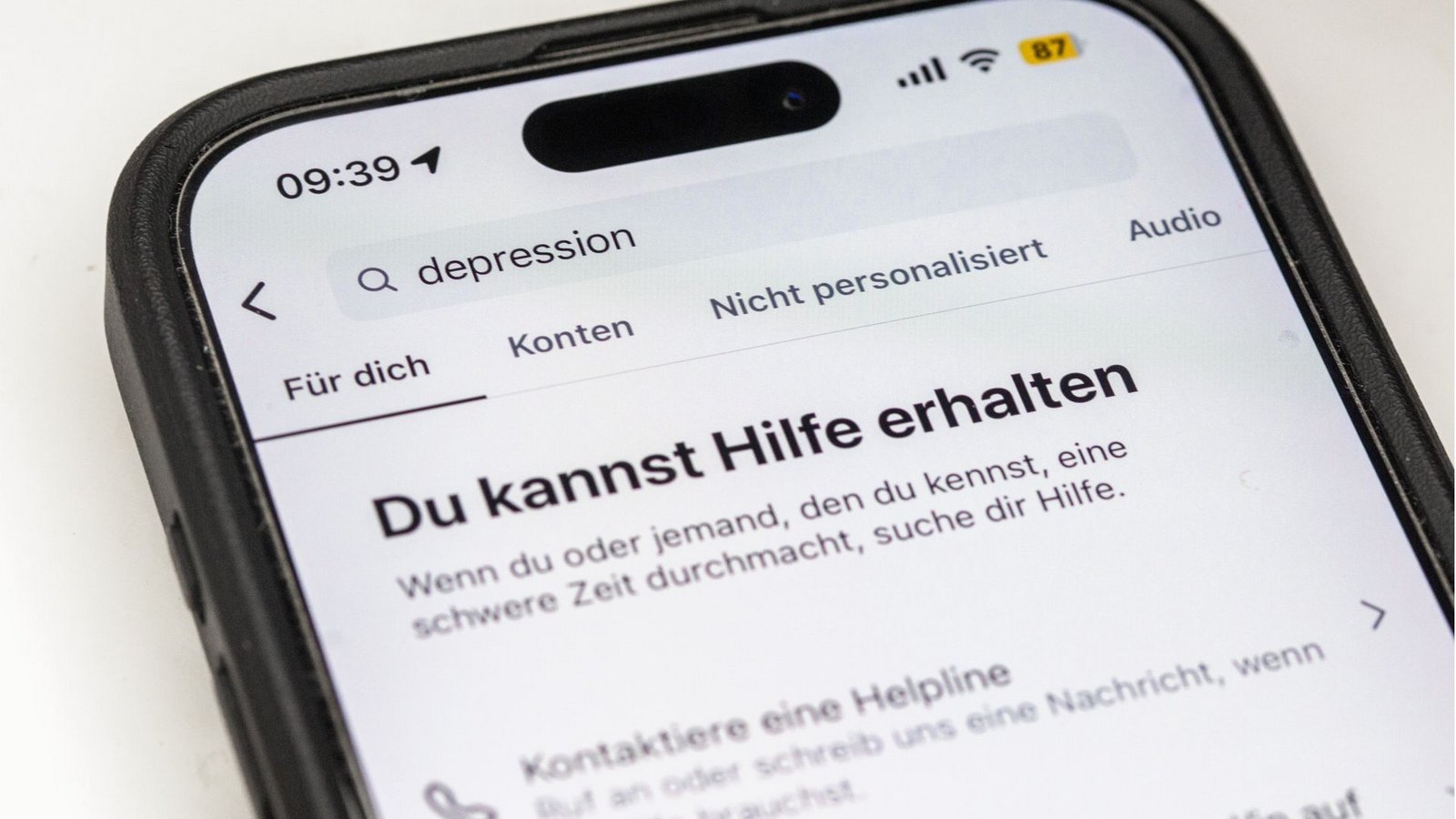 Auf einem Smartphone ist eine Suchansicht innerhalb einer Social-Media-App zu sehen, die bei dem Begriff „Depression“ Hinweise auf Hilfsangebote und Unterstützung einblendet. Plattformen wie Instagram zeigen bei sensiblen Suchbegriffen zunehmend Sicherheitshinweise und Verlinkungen zu professionellen Beratungsstellen. Sie reagieren damit auf die wachsende Rolle sozialer Medien bei der Informationssuche zu psychischen Belastungen.Foto: Fernando Gutierrez-Juarez/dpa Auf einem Smartphone ist eine Suchansicht innerhalb einer Social-Media-App zu sehen, die bei dem Begriff „Depression“ Hinweise auf Hilfsangebote und Unterstützung einblendet. Plattformen wie Instagram zeigen bei sensiblen Suchbegriffen zunehmend Sicherheitshinweise und Verlinkungen zu professionellen Beratungsstellen. Sie reagieren damit auf die wachsende Rolle sozialer Medien bei der Informationssuche zu psychischen Belastungen.Foto: Fernando Gutierrez-Juarez/dpa