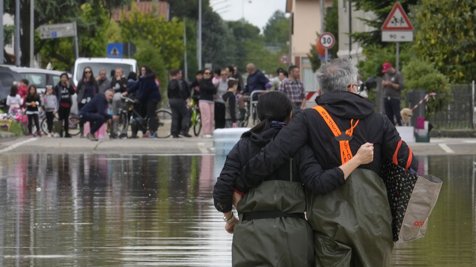 Lugo: Ein Paar geht auf einer überfluteten Straße.Foto: Luca Bruno/AP/dpa Lugo: Ein Paar geht auf einer überfluteten Straße.Foto: Luca Bruno/AP/dpa