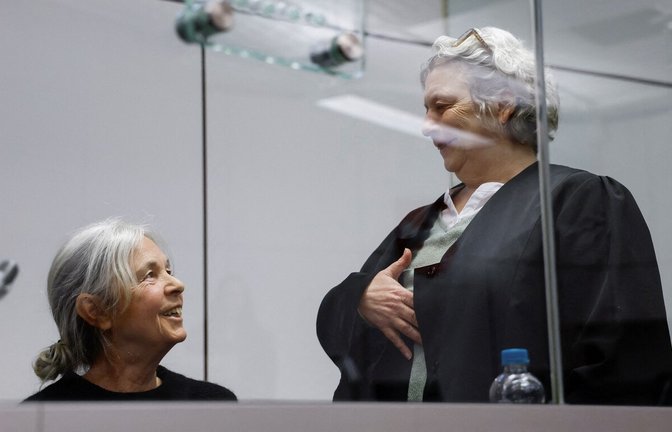 Daniela Klette (links) mit ihrer Anwältin.<span class='image-autor'>Foto: POOL/WOLFGANG RATTAY</span>