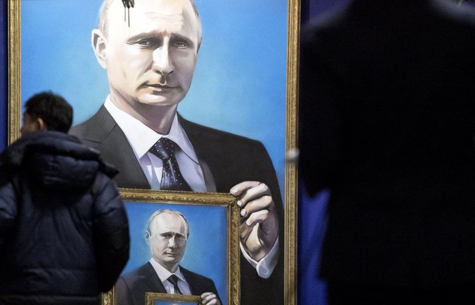 Museumsbesucher in Moskau betrachten  ein Putin-Gemälde<span class='image-autor'>Foto: dpa/Pavel Golovkin</span>
