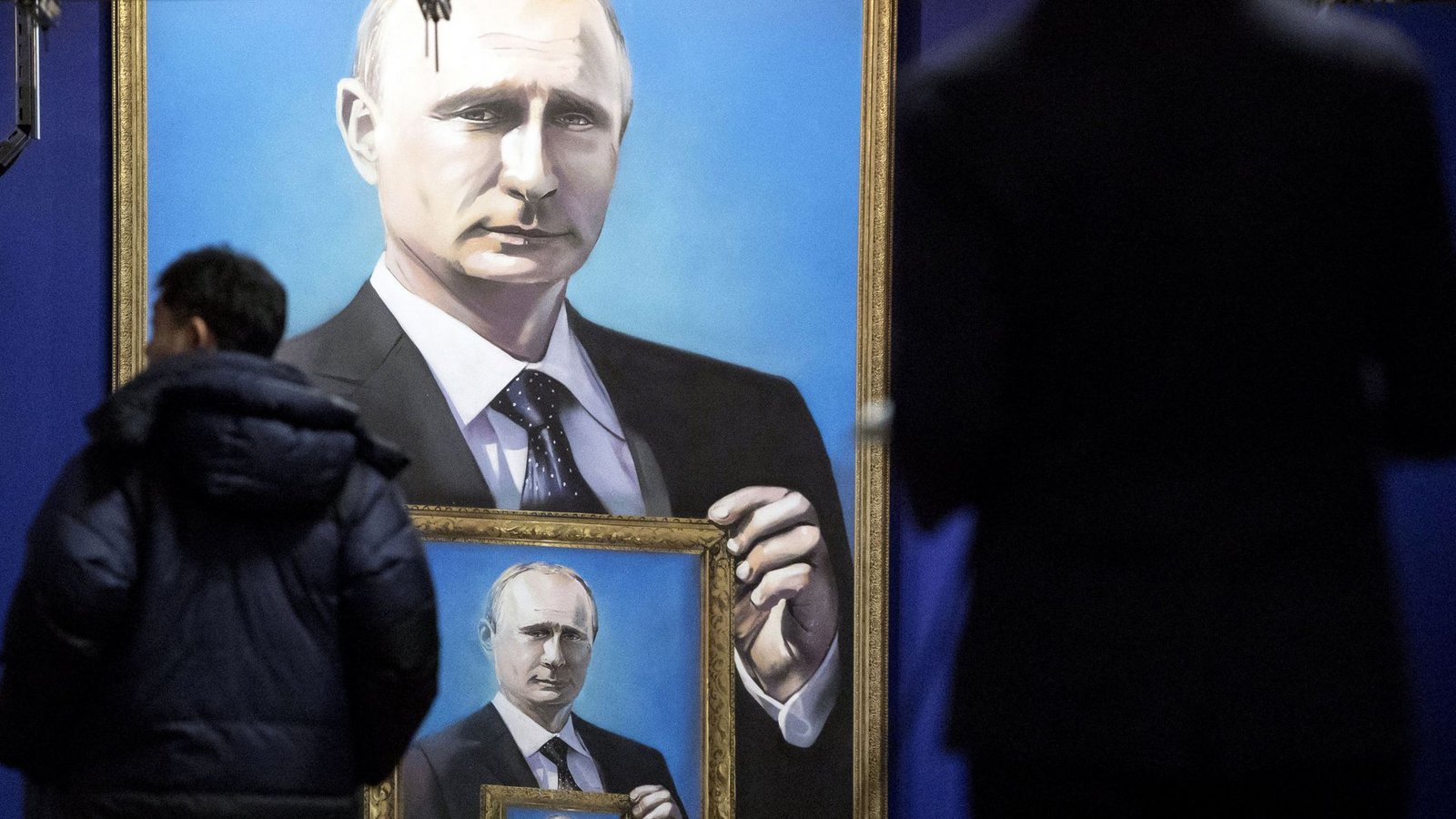 Museumsbesucher in Moskau betrachten ein Putin-GemäldeFoto: dpa/Pavel Golovkin Museumsbesucher in Moskau betrachten ein Putin-GemäldeFoto: dpa/Pavel Golovkin