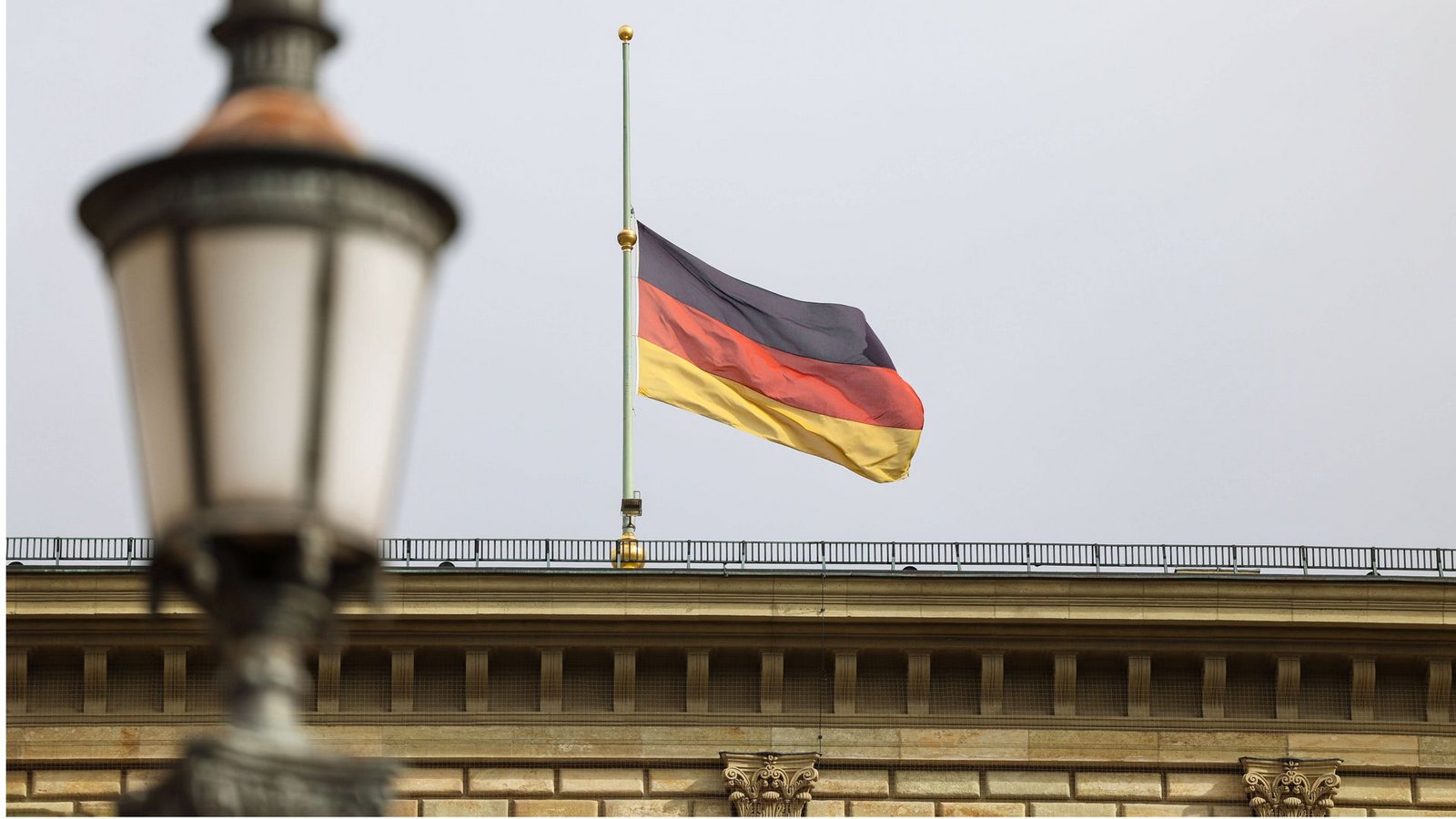 Bei einer Trauerbeflaggung werden die Flaggen auf halbmast gesetzt.Foto: IMAGO/Revierfoto/IMAGO/Revierfoto Bei einer Trauerbeflaggung werden die Flaggen auf halbmast gesetzt.Foto: IMAGO/Revierfoto/IMAGO/Revierfoto
