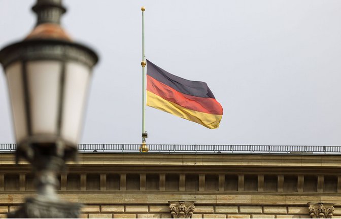 Bei einer Trauerbeflaggung werden die Flaggen auf halbmast gesetzt.<span class='image-autor'>Foto: IMAGO/Revierfoto/IMAGO/Revierfoto</span>