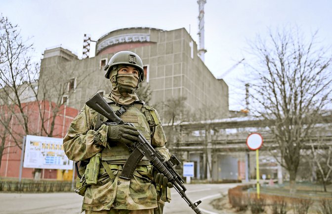 Das Atomkraftwerk wurde zum Kriegsschauplatz: ein russischer Soldat vor einem Reaktorblock in Saporischschja<span class='image-autor'>Foto: imago//Konstantin Mihalchevskiy</span>