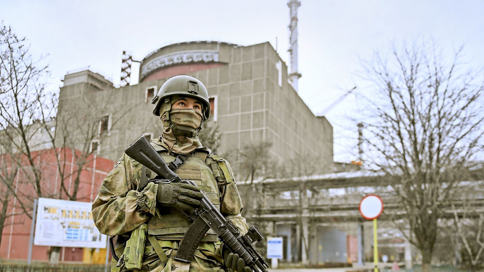 Das Atomkraftwerk wurde zum Kriegsschauplatz: ein russischer Soldat vor einem Reaktorblock in SaporischschjaFoto: imago//Konstantin Mihalchevskiy Das Atomkraftwerk wurde zum Kriegsschauplatz: ein russischer Soldat vor einem Reaktorblock in SaporischschjaFoto: imago//Konstantin Mihalchevskiy