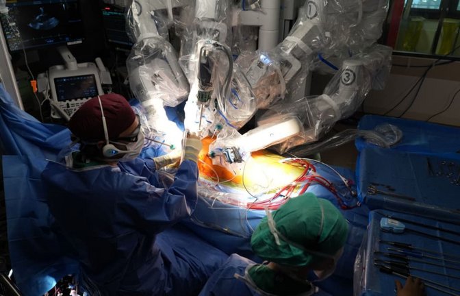 Eine Herz-OP mit Roboter an der Charité in Berlin: Künstliche Intelligenz (KI) findet im Gesundheitswesen einen Wachstumsmarkt. Auch für Baden-Württemberg ergeben sich aus dem Einsatz von KI Chancen.<span class='image-autor'>Manuel Genolet/dpa</span>