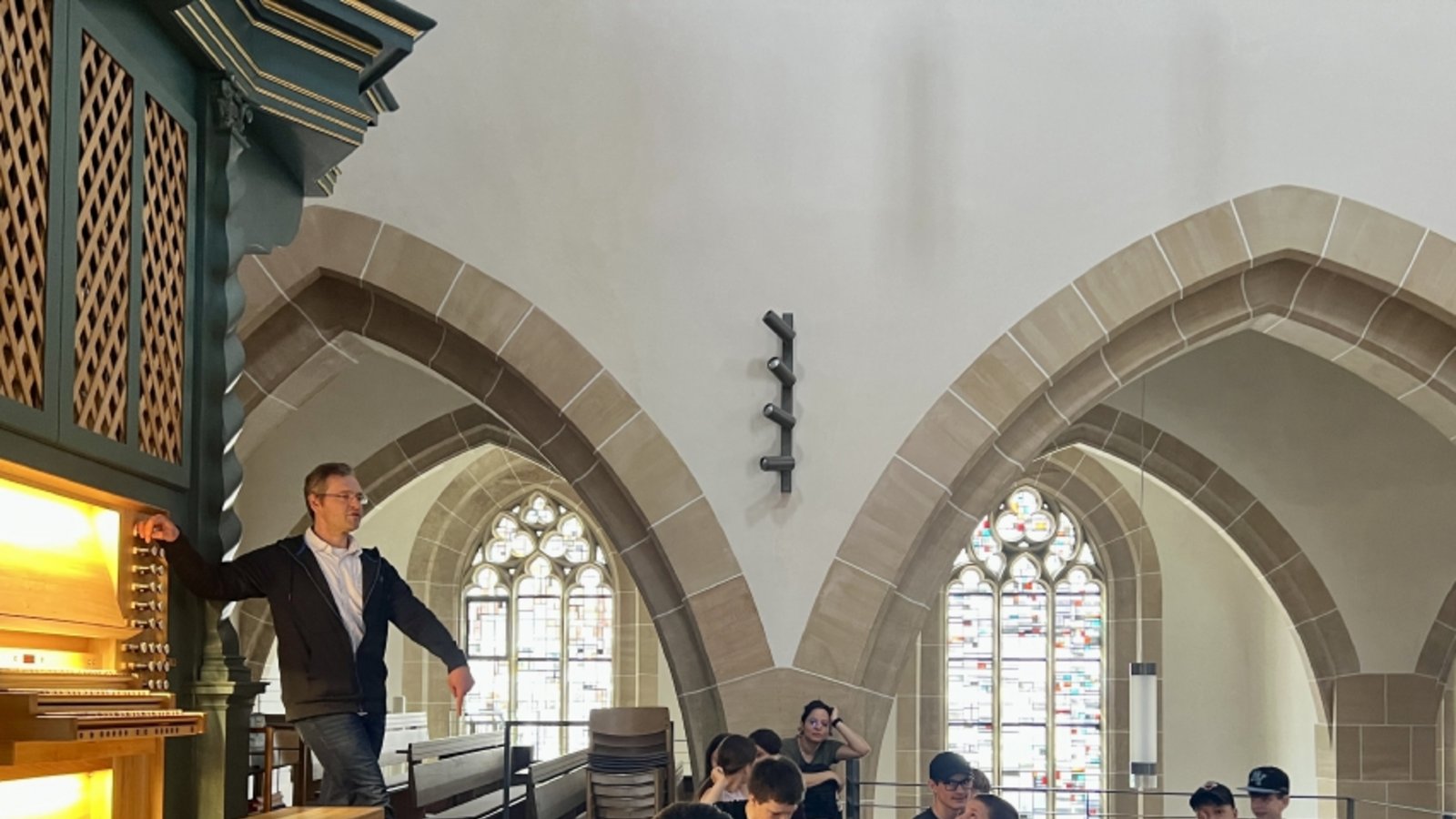 Lernen vor Ort: Der Mühlacker Bezirkskantor Thorsten Hülsemann erklärt den Sechstklässlern, wie die Orgel funktioniert.  Foto: p