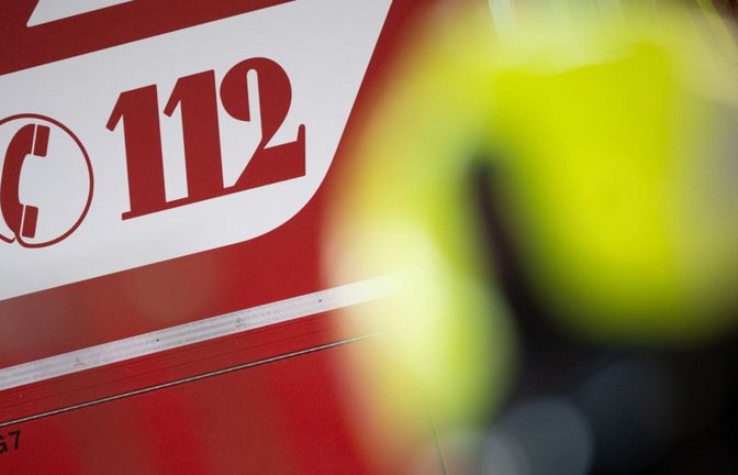 Feuerwehreinsatz: ARCHIV - 30.01.2024, Brandenburg, Potsdam: «112» steht auf einem Einsatzwagen der Feuerwehr. (zu dpa: «150.000 Euro Schaden nach Hausbrand in Schöneiche bei Berlin») Foto: Sebastian Gollnow/dpa +++ dpa-Bildfunk +++<span class='image-autor'>Sebastian Gollnow/dpa</span>
