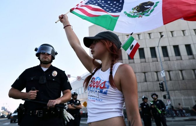 Demonstranten versammeln sich während einer Demonstration als Reaktion auf eine Reihe von Razzien der US-amerikanischen Einwanderungs- und Zollbehörde (ICE) im ganzen Land (Archivfoto).<span class='image-autor'>Gabrielle Lurie/San Francisco Chronicle/AP/dpa</span>