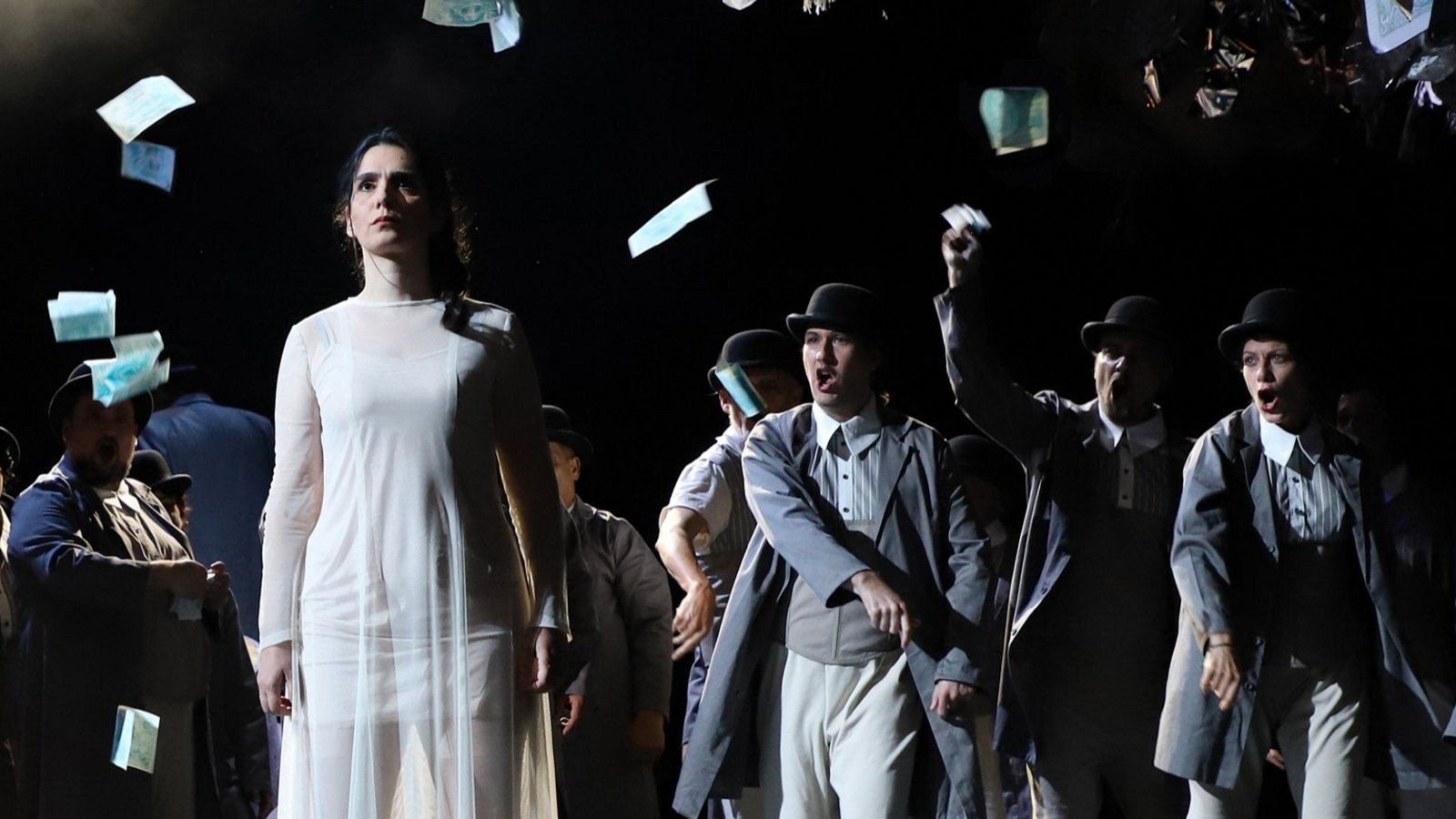 Hauptdarstellerin Stamatia Gerothanasi überzeugte stimmlich voll und ganz, vieles andere an der „La Traviata“-Aufführung nicht. Foto: Haymann Hauptdarstellerin Stamatia Gerothanasi überzeugte stimmlich voll und ganz, vieles andere an der „La Traviata“-Aufführung nicht. Foto: Haymann