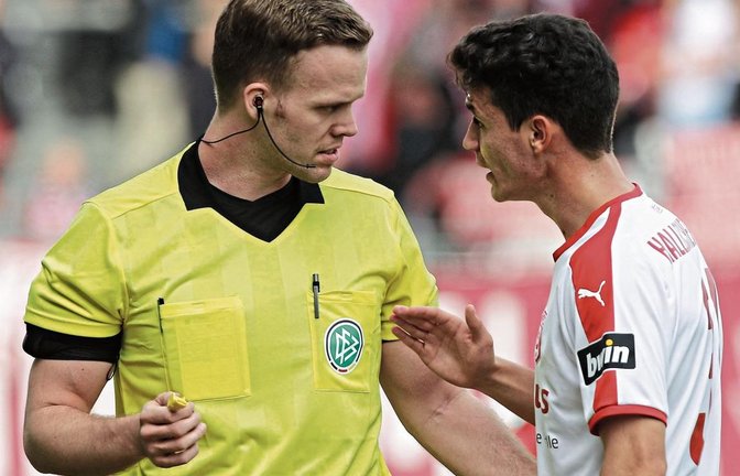 Pascal Müller (links) sucht auch mal das Gespräch mit einem Spieler wie hier hier mit Niklas Landgraf vom Hallescher FC. Foto: Eibner