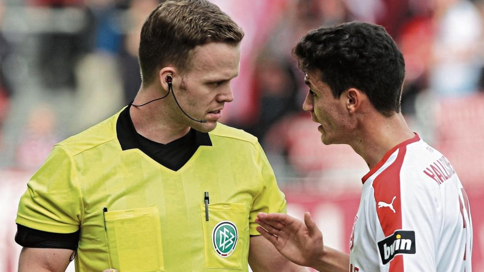 Pascal Müller (links) sucht auch mal das Gespräch mit einem Spieler wie hier hier mit Niklas Landgraf vom Hallescher FC. Foto: Eibner