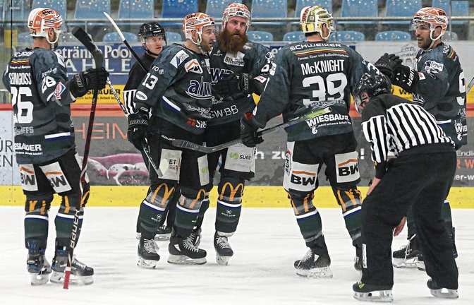 Nur noch einen weiteren Sieg sind (von links) Bastian Steingroß,Marcus Sommerfeld, Shawn Weller, Matt McKnight, Frederik Cabana und die Bietigheim Steelers vom ganz großen Jubel entfernt, dem Einzug ins Playoff-Halbfinale. Foto: Baumann