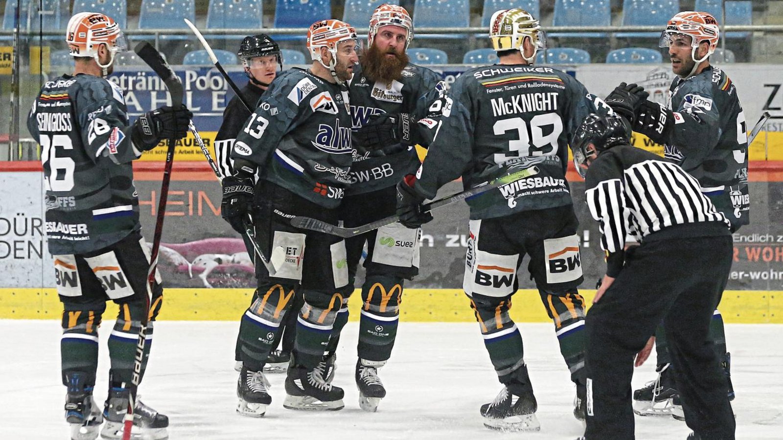 Nur noch einen weiteren Sieg sind (von links) Bastian Steingroß,Marcus Sommerfeld, Shawn Weller, Matt McKnight, Frederik Cabana und die Bietigheim Steelers vom ganz großen Jubel entfernt, dem Einzug ins Playoff-Halbfinale. Foto: Baumann Nur noch einen weiteren Sieg sind (von links) Bastian Steingroß,Marcus Sommerfeld, Shawn Weller, Matt McKnight, Frederik Cabana und die Bietigheim Steelers vom ganz großen Jubel entfernt, dem Einzug ins Playoff-Halbfinale. Foto: Baumann