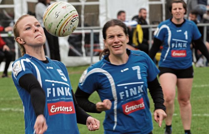 Natalie Lochmahr (von links) stellt für TVV-Angreiferin Eva Grözinger, die nach einer Knöchelverletzung wohl wieder auflaufen wird. Foto: Nachreiner