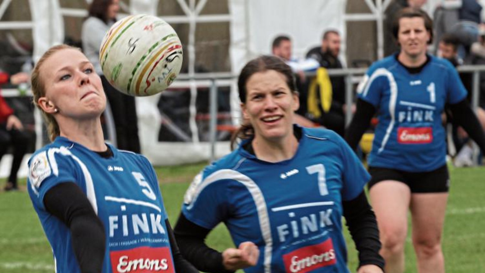 Natalie Lochmahr (von links) stellt für TVV-Angreiferin Eva Grözinger, die nach einer Knöchelverletzung wohl wieder auflaufen wird. Foto: Nachreiner Natalie Lochmahr (von links) stellt für TVV-Angreiferin Eva Grözinger, die nach einer Knöchelverletzung wohl wieder auflaufen wird. Foto: Nachreiner