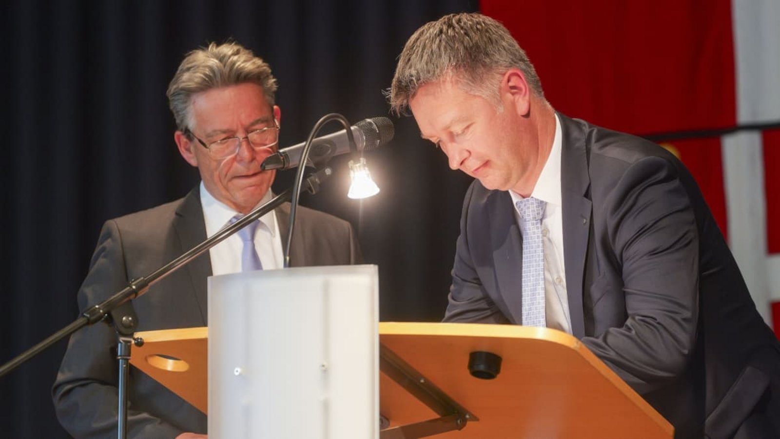 Tobias Pokrop (rechts) ist im Mai offiziell in das Amt des Rutesheimer Bürgermeisters eingesetzt worden. An der Verwaltungsspitze läuft in diesem Jahr das große Stühlerücken.Simon Granville Tobias Pokrop (rechts) ist im Mai offiziell in das Amt des Rutesheimer Bürgermeisters eingesetzt worden. An der Verwaltungsspitze läuft in diesem Jahr das große Stühlerücken.Simon Granville