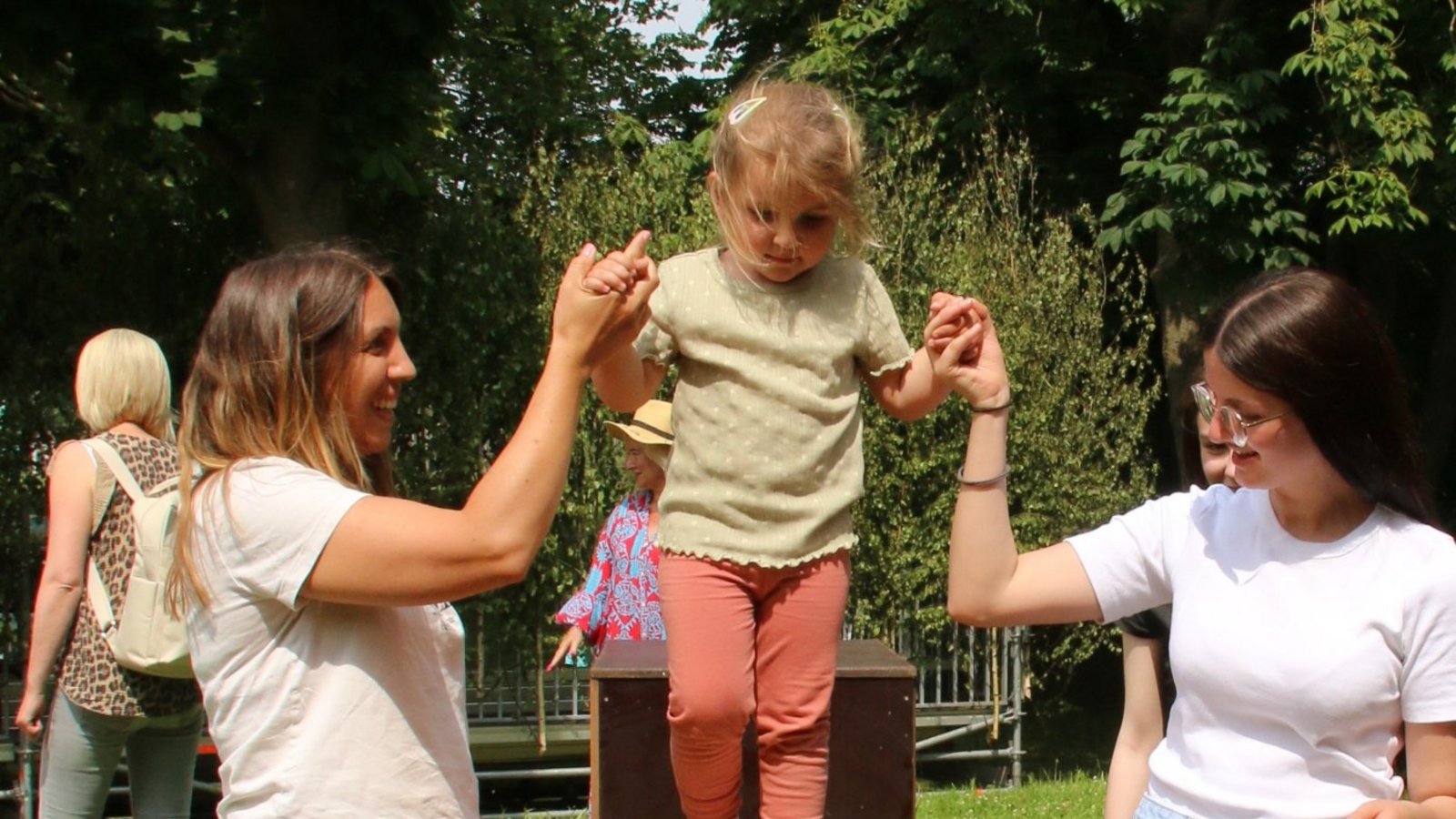 Tapfer balanciert die dreijährige Cara über den rollenden Baumstamm. Fotos: Mross