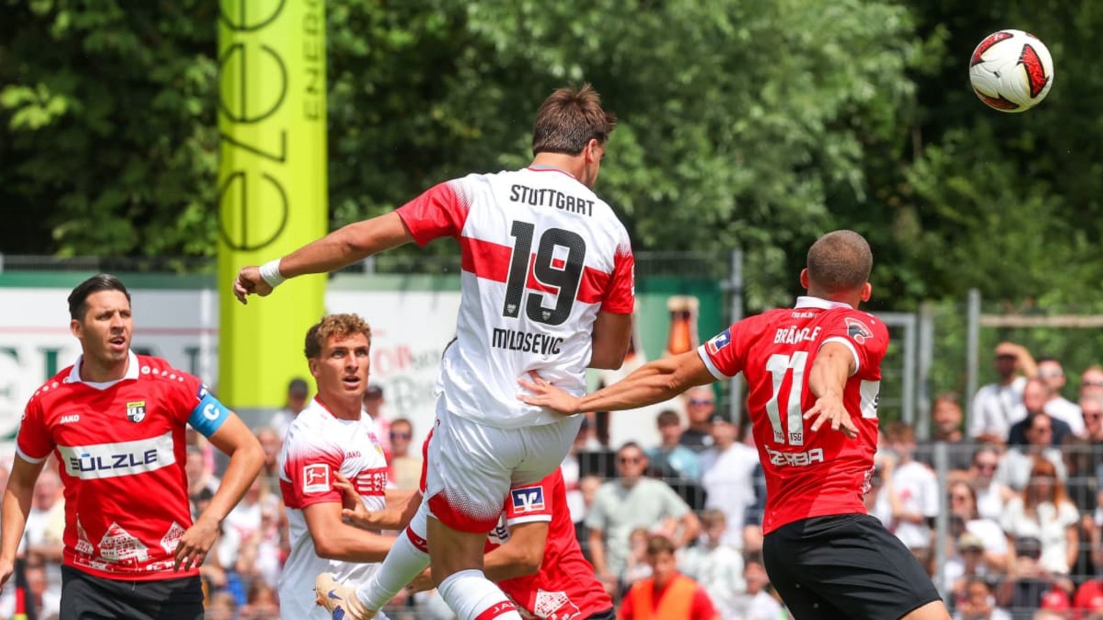 Jovan Milosevic erzielt per Kopf das 1:0 für den VfB Stuttgart im Test bei der TSG Balingen. Später legte der Stürmer per Fallrückzieher nach.Baumann Jovan Milosevic erzielt per Kopf das 1:0 für den VfB Stuttgart im Test bei der TSG Balingen. Später legte der Stürmer per Fallrückzieher nach.Baumann