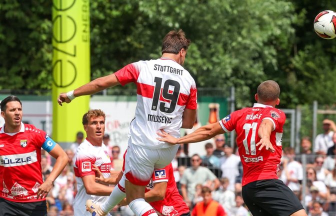 Jovan Milosevic erzielt per Kopf das 1:0 für den VfB Stuttgart im Test bei der TSG Balingen. Später legte der Stürmer per Fallrückzieher nach.<span class='image-autor'>Baumann</span>