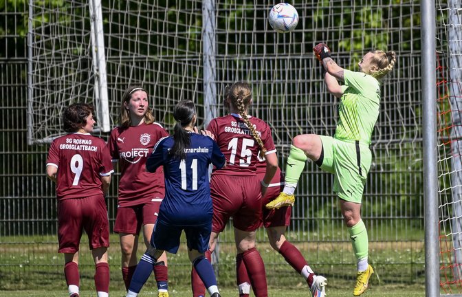 Kristine Bruch (rechts), im Tor der SGM Roßwag/Großglattbach, klärt per Faustabwehr nach einem Eckball. <span class='image-autor'>Foto: Leitner</span>