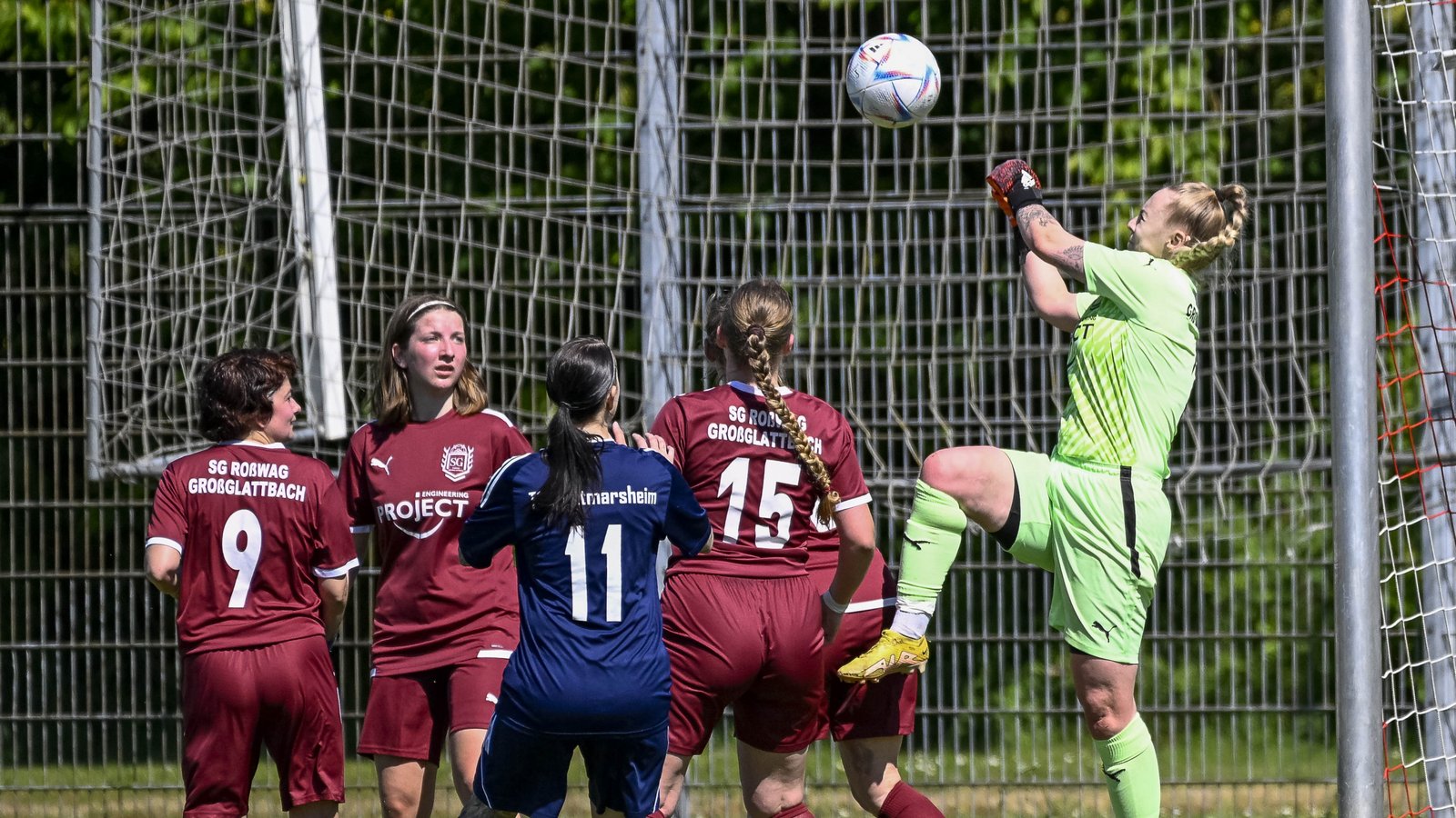 Kristine Bruch (rechts), im Tor der SGM Roßwag/Großglattbach, klärt per Faustabwehr nach einem Eckball. Foto: Leitner Kristine Bruch (rechts), im Tor der SGM Roßwag/Großglattbach, klärt per Faustabwehr nach einem Eckball. Foto: Leitner