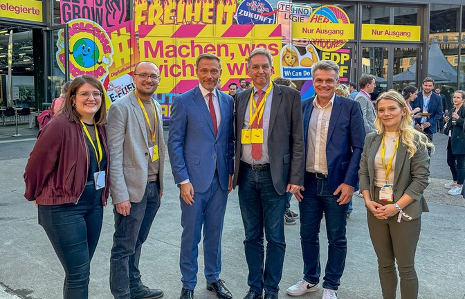 FDP-Bundesvorsitzender mit der Delegation aus Ludwigsburg (von links): Lina Wagner, Marcel Distl, Christian Lindner, Wolfgang Vogt, Oliver Martin und Helena Herzig.  <span class='image-autor'>Foto: p</span>