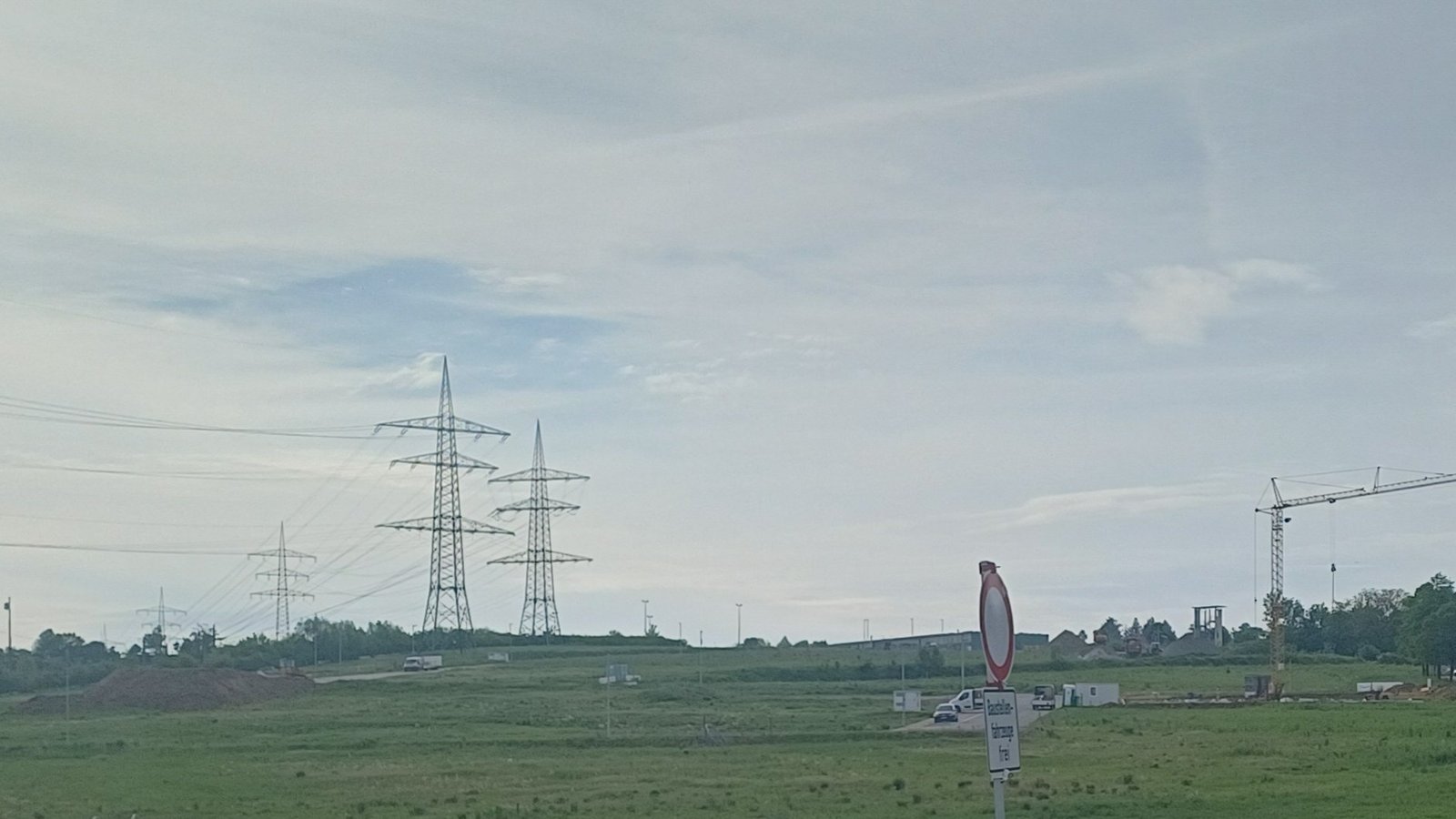 Im Gewerbegebiet Fuchsloch III mit insgesamt 29 Bauplätzen haben stellenweise schon Bauarbeiten begonnen.  Foto: Rücker