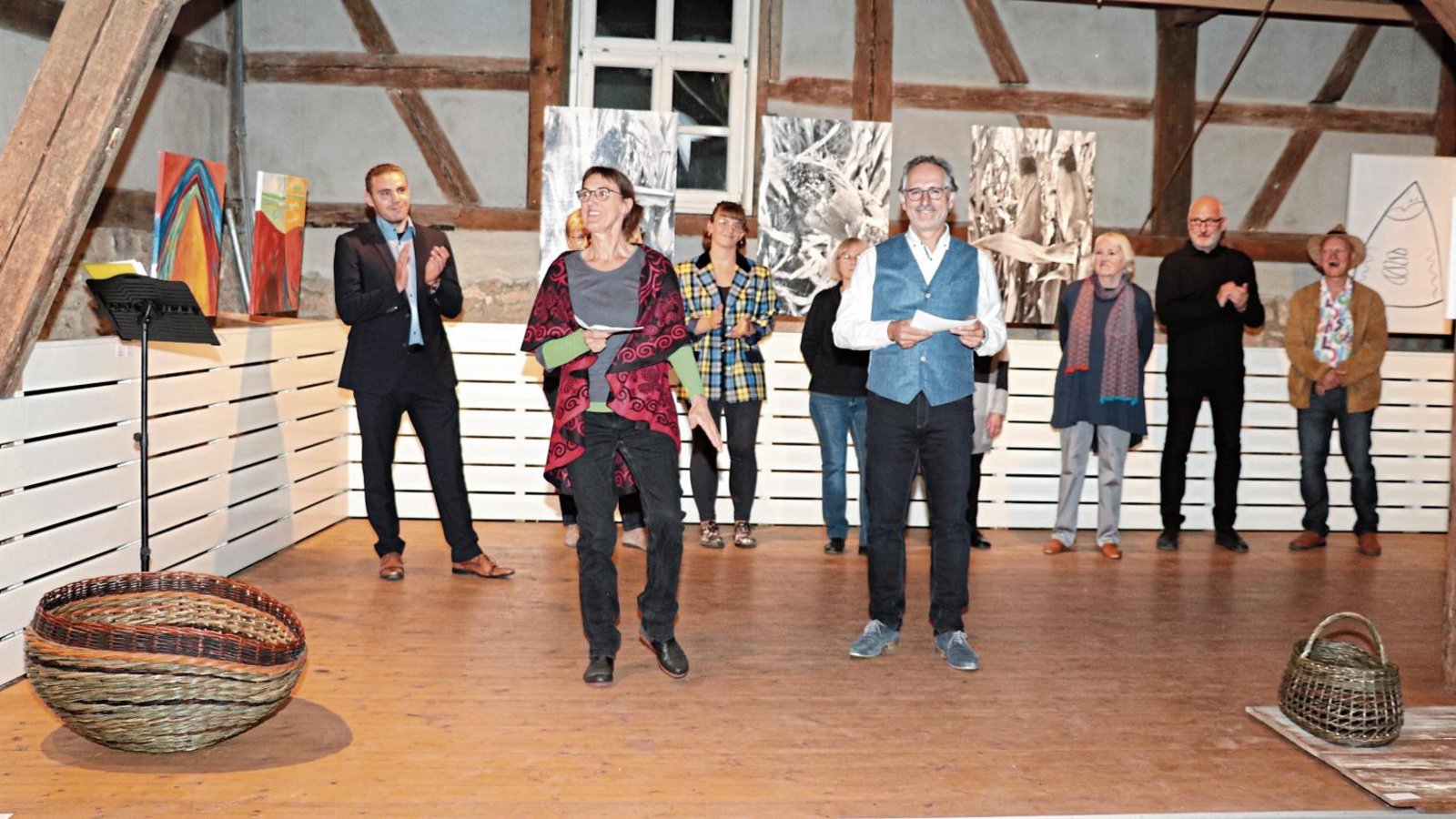 Die Korbmachermeisterin Lore Wild (vorne links), die mit Stefan Heuberger die Einführung übernahm, ist für den diesjährigen Staatspreis im Kunsthandwerk nominiert. Fotos: Gergen Die Korbmachermeisterin Lore Wild (vorne links), die mit Stefan Heuberger die Einführung übernahm, ist für den diesjährigen Staatspreis im Kunsthandwerk nominiert. Fotos: Gergen