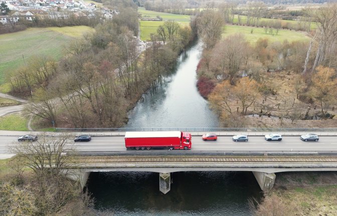 Viel befahren: die B 10-Brücke bei Enzweihingen. Archivfoto: Küppers/VKZ