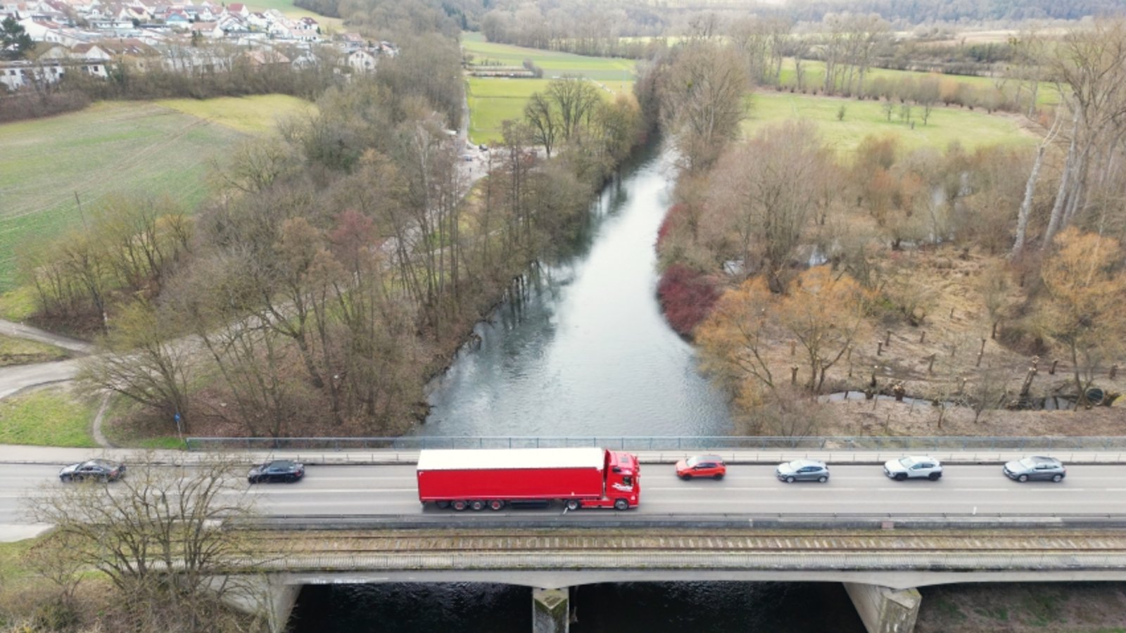 Viel befahren: die B 10-Brücke bei Enzweihingen. Archivfoto: Küppers/VKZ Viel befahren: die B 10-Brücke bei Enzweihingen. Archivfoto: Küppers/VKZ