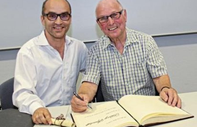 Bürgermeister Eiberger (links) freut sich mit dem Taubenzüchter Heinz Speidel. Foto: bro