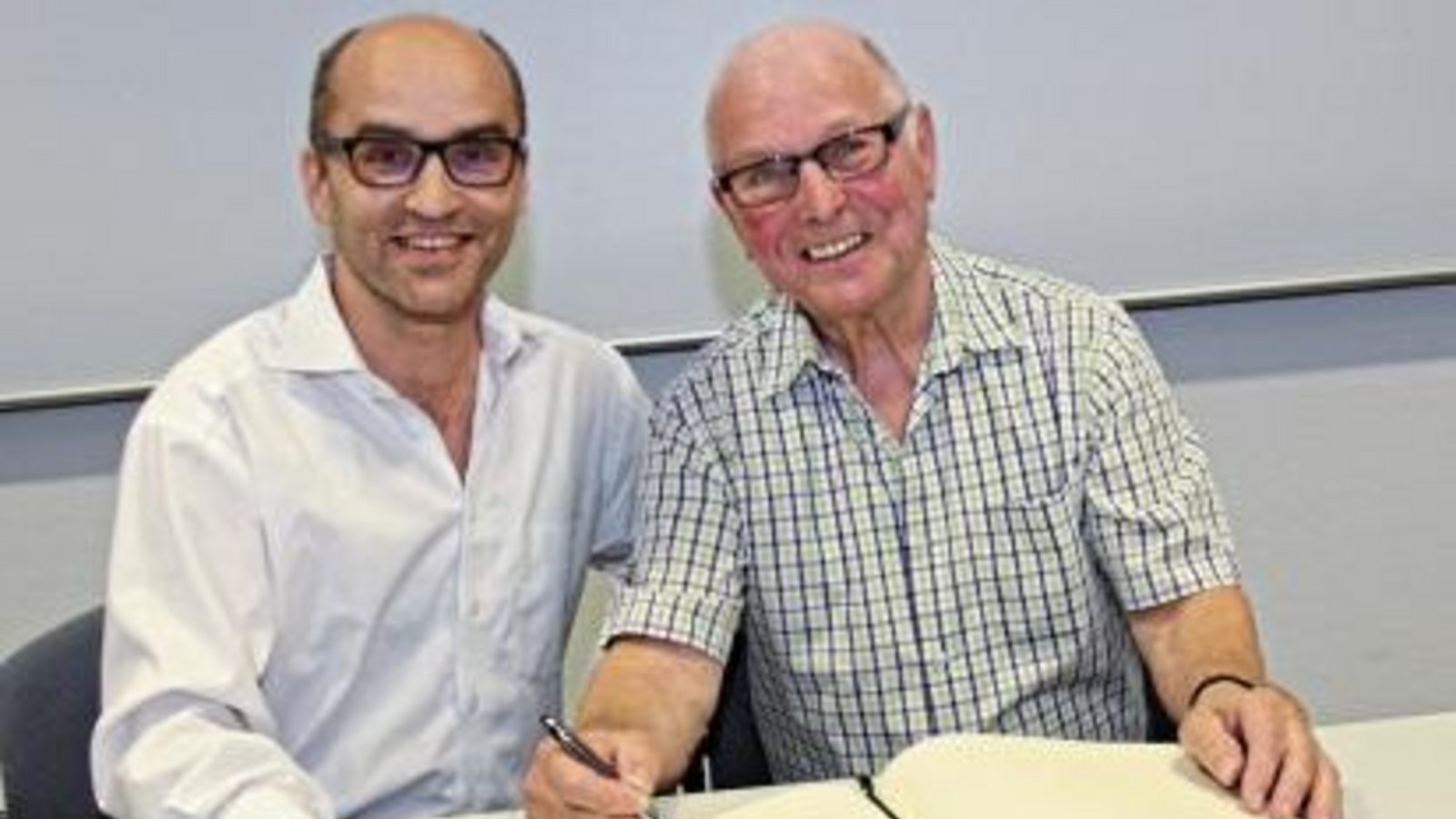 Bürgermeister Eiberger (links) freut sich mit dem Taubenzüchter Heinz Speidel. Foto: bro