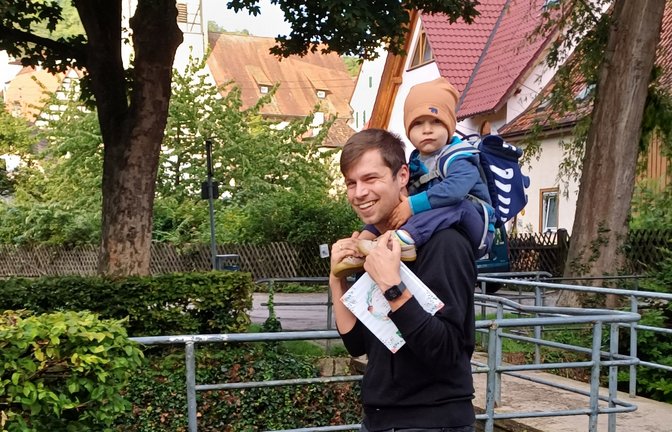 Auf den Schultern von Papa geht’s zum Auricher Kindergarten.  <span class='image-autor'>Foto: Rücker</span>