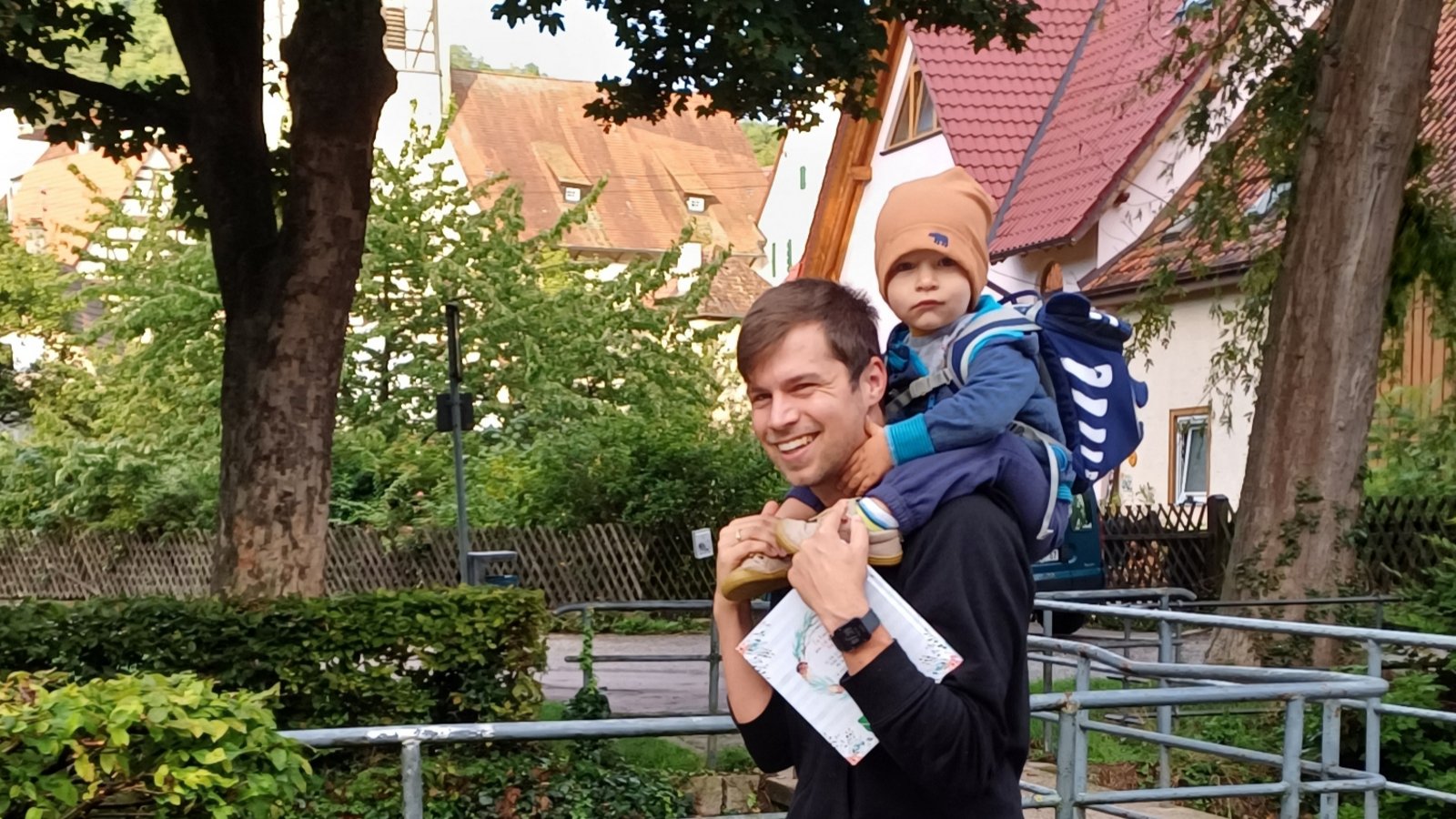 Auf den Schultern von Papa geht’s zum Auricher Kindergarten.  Foto: Rücker