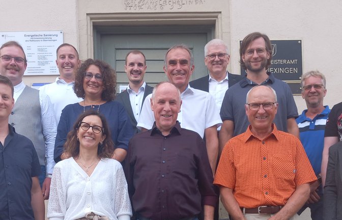 Die neuen Gemeinderäte in Oberrriexingen (hinten von links): Liam Oberdorfer, Lars Seemüller, der neue Bürgermeister Ron Keller und der Bürgermeister-Stellvertreter auf Zeit Gerd Maisch. Mitte von links: Tanja Klein, Erich Bannert, Alexander Rasp, Florian Ott, Markus Laier. Unten von links:  Moritz Fetzer, Anja Schäberle, Joachim Stecher, Roger Hess und Lisa Essich.  <span class='image-autor'>Foto: Glemser</span>