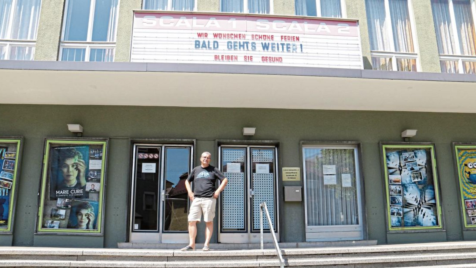 Kinobetreiber Joachim Baensch vor dem Scala Filmtheater Mühlacker, das seit Mitte März den Spielbetrieb eingestellt hat. Fotos: Rücker Kinobetreiber Joachim Baensch vor dem Scala Filmtheater Mühlacker, das seit Mitte März den Spielbetrieb eingestellt hat. Fotos: Rücker
