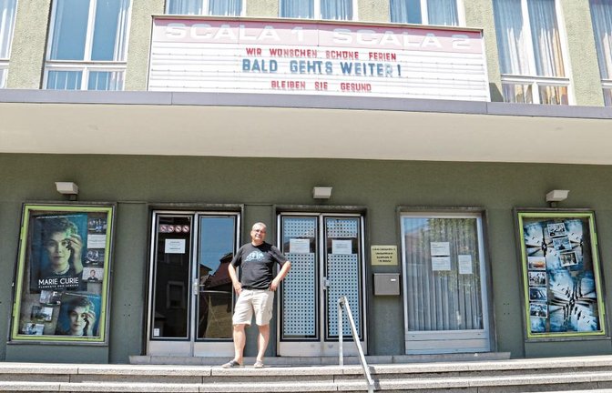Kinobetreiber Joachim Baensch vor dem Scala Filmtheater Mühlacker, das seit Mitte März den Spielbetrieb eingestellt hat.  Fotos: Rücker