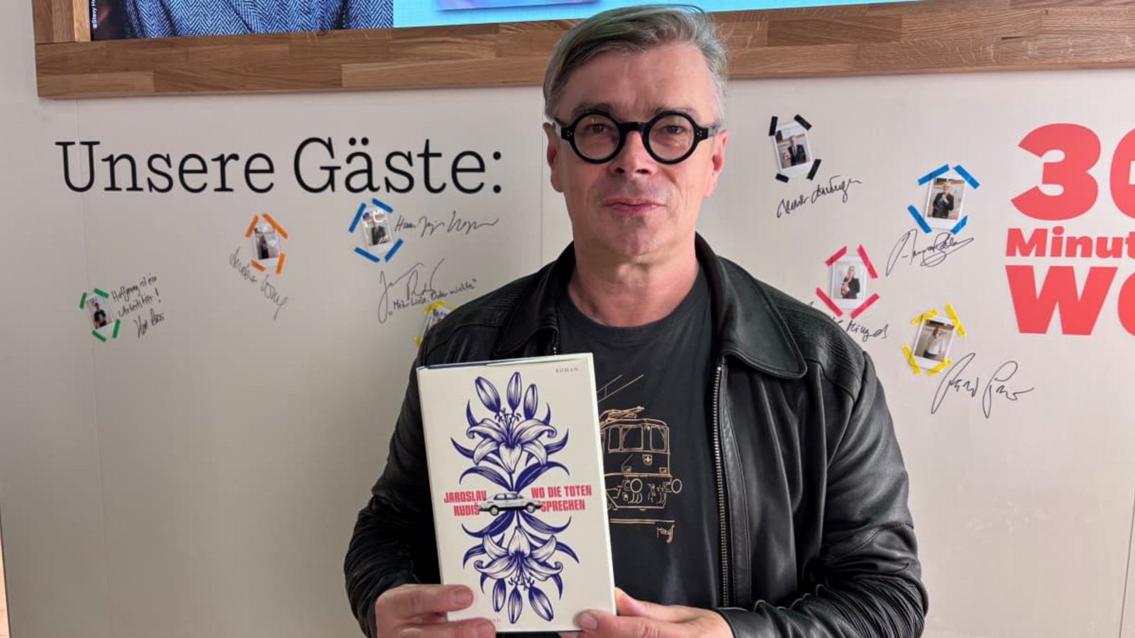 Jaroslav Rudis mit seinem neuen Roman "Wo die Toten sprechen" auf der Frankfurter Buchmesse. Jetzt liest er daraus in Stuttgart.Jürgen Kanold Jaroslav Rudis mit seinem neuen Roman "Wo die Toten sprechen" auf der Frankfurter Buchmesse. Jetzt liest er daraus in Stuttgart.Jürgen Kanold